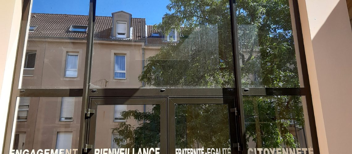 LETTRAGES PORTES COLLEGE 1140X500 | Imprimcom'est À propos d’ImprimCom’est Fameck 2